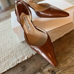 MANOLO Blahnik rich brown pumps.
Pointed toe. Heel strap. Size 39.5